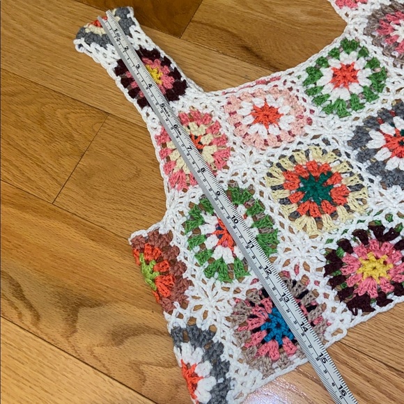 Crochet boho cropped top, measurements listed, no size tag, looks to be a S/M - Picture 3 of 6